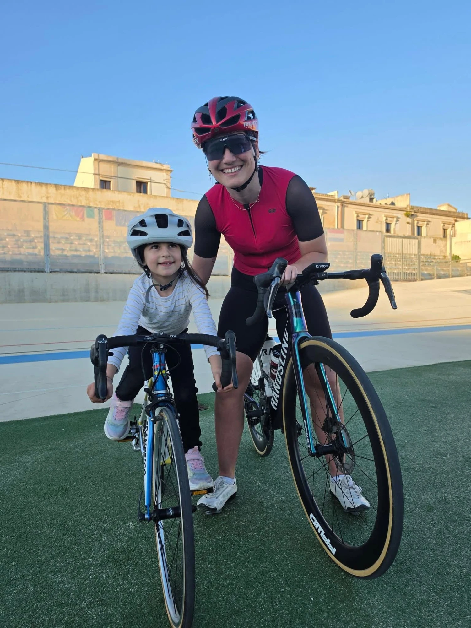 Una mamma e una bambina in bici al Velodromo di Noto