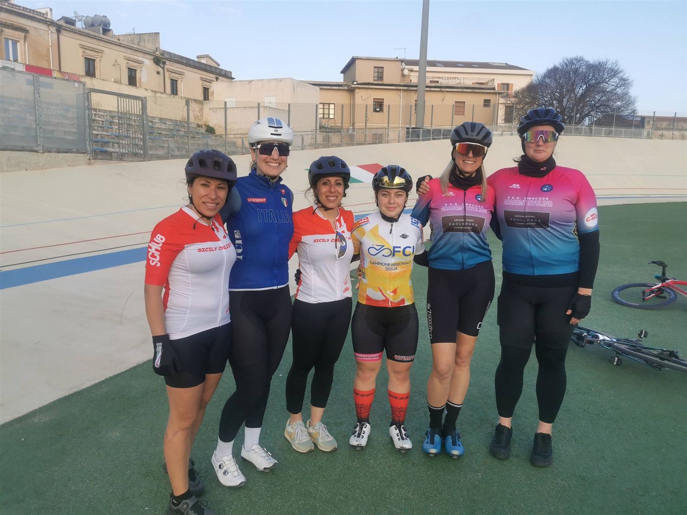 Gruppo di atlete al Velodromo di Noto